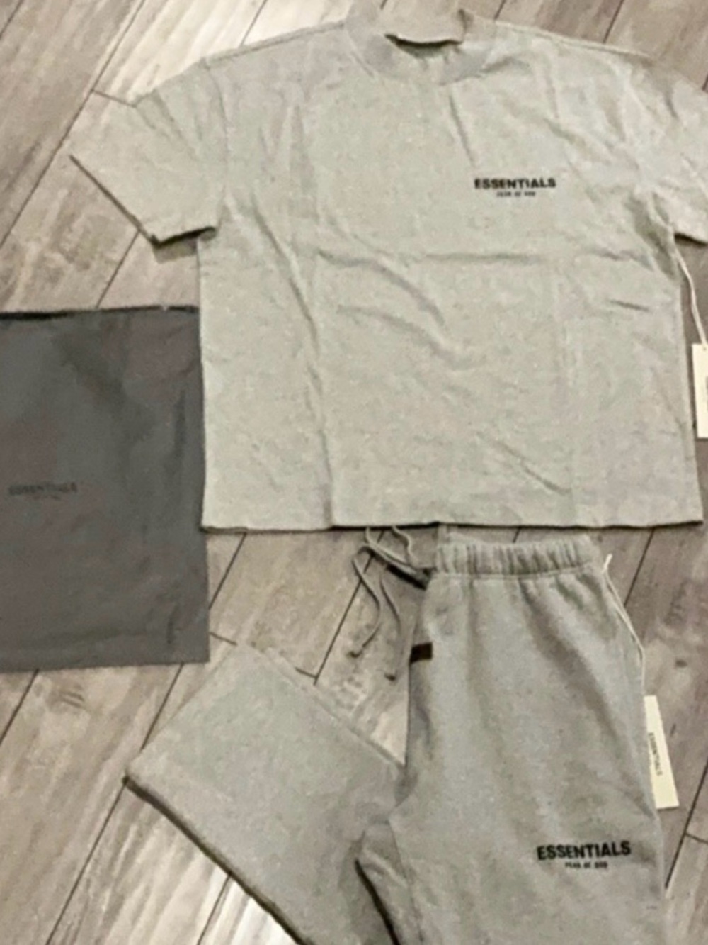 Men’s Fear of God Essentials Bundle, Sweatpants & T-Shirt new small dark oatmeal